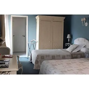 https://hostellerie-la-poularde.hotels-rhonealpes.com